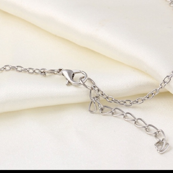 Beautiful leaf necklace, silver or gold available - Picture 4 of 4